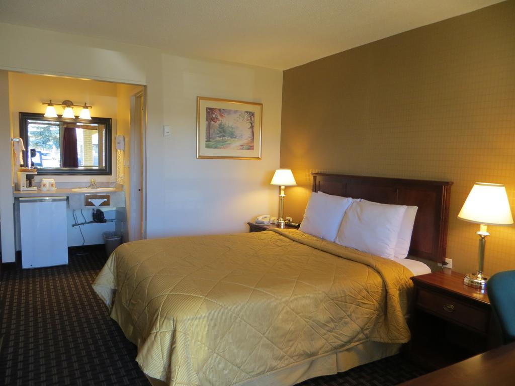 Super 8 Calgary Village Exterior foto